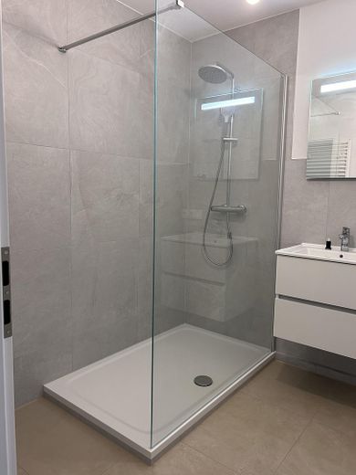 Tamamen yenilenmiş 3 odalı daire (75 m²) – Badezimmer (2)