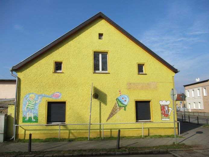2 Häuser auf einem Grundstück Zentrum EFH Gewerbe 5 Garagen Halle privat – Giebel Ost Vorderhaus