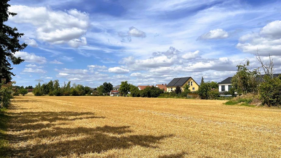 Ruhe mit Blick über Felder: Exklusives wohngesundes Plusenergie-Doppelhaus, S-Bahn fußläufig – Ansicht vom Feld