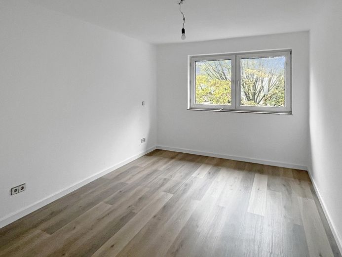 Appartamento ristrutturato e luminoso di 2,5 locali con cucina componibile, posto auto e ampio balcone vicino all’ALDI Campus – Schlafzimmer