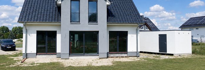 Ora a un prezzo vantaggioso: casa di campagna moderna, terreno e cucina componibile inclusi – Terrassenbereich