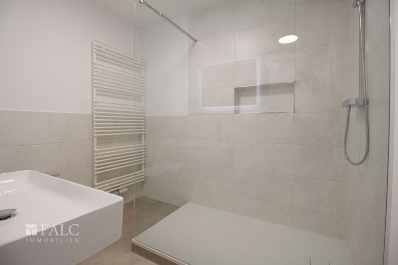 Sanierte Wohnung mit großem Wohnzimmer! – Badezimmer