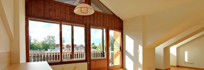 hell und geräumig: renovierte 2 Zimmer DG-Wohnung auf 69m² mit großem Gaubenbalkon ohne Provision – Blick in Wohnbereich
