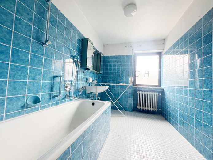 Großzügige 4-Zimmer-Dachgeschosswohnung mit Balkon und Stellplatz – Bad