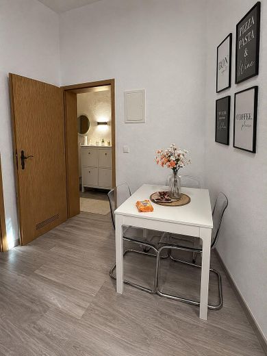 Immeuble ancien à aimer – appartement lumineux de 2 pièces avec balcon et garage dans un emplacement privilégié en centre-ville – Wohnzimmer