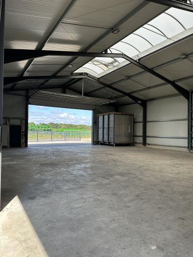 Immobile commerciale 2 capannoni 300 + 450 m² casa unifamiliare 188 m² – Halle 450 m² großes Tor
