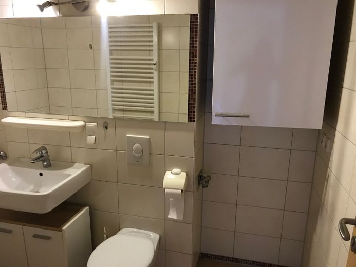 Hell und sehr gut geschnitten! Wohnung mit viel Platz und einem großen überdachten Balkon. – 2. Bad