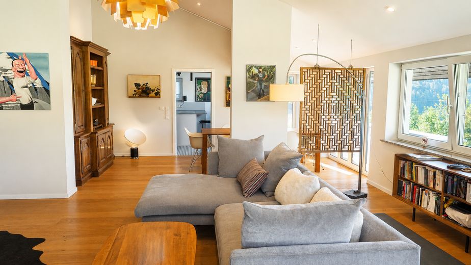 Modernisiertes Einfamilienhaus mit Charakter – Hanglage, Garten und viel Platz in Mömbris – Wohnzimmer OG