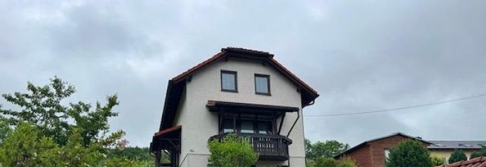 Natychmiast dostępny do zamieszkania wolnostojący dom jednorodzinny z zadbanym ogrodem i wiatą garażową itd. do wynajęcia w idyllicznej lokalizacji na obrzeżach!