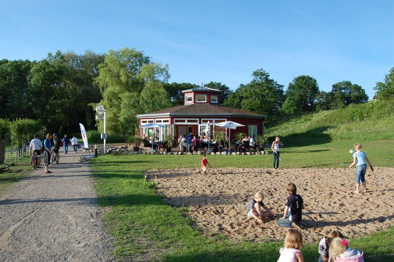TOP-Altersvorsorge: 4-Sterne-Ferienhaus in ruhiger Lage nur 200m zum Plauer See – Badestelle m. Gaststätte u. WC