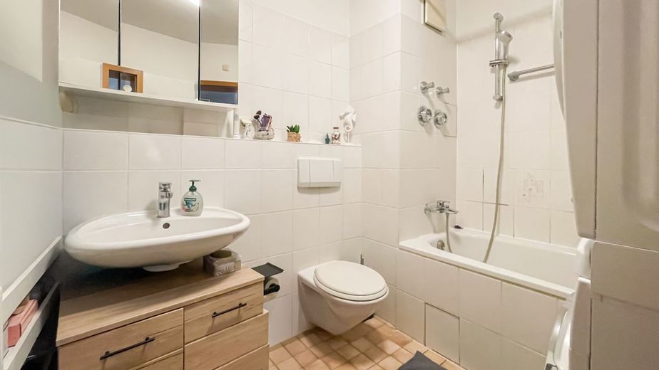 Mainz-Finthen: Gemütliche 2-ZKB-Wohnung; tolles Raumgefühl; 70m²; Wohlfühl-Loggia! – Badezimmer mit Wanne