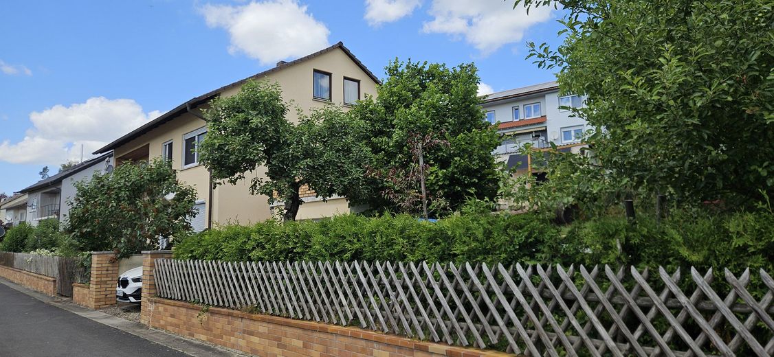 Schweinfurt yakınında misafir daireli ev, ticari salon + imarlı arsa – Haus Ansicht 2