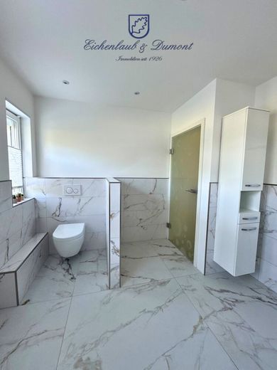 Gepflegtes 2-3 Familienhaus mit Garten + Garage, sofort verfügbar – Bad mit Fenster EG