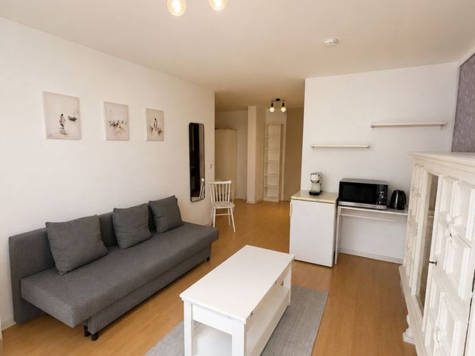 Eppelheim’de çok aileli bir binanın 2. üst katında bulunan 29 m² büyüklüğünde mobilyalı 1 odalı daire. – Photo 1
