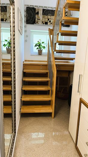 Massive Holztreppe zum DG