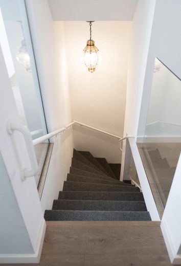 Ruime tuinmaisonnette over twee woonlagen in Hamburg-Eilbek – Treppe nach unten