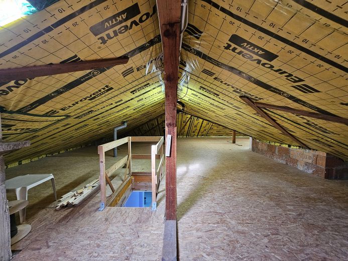 Großer gedämmter Dachboden