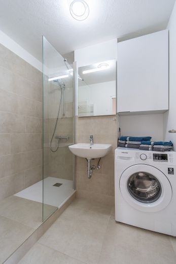 Moderno appartamento ammobiliato di 3 locali con balcone esposto a ovest - spese accessorie incluse – Bad mit Waschmaschine