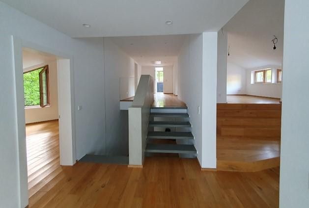 Renoviert & provisionsfrei: Lichtdurchflutete, moderne Villa auf Traumgrundstück – Treppenhaus