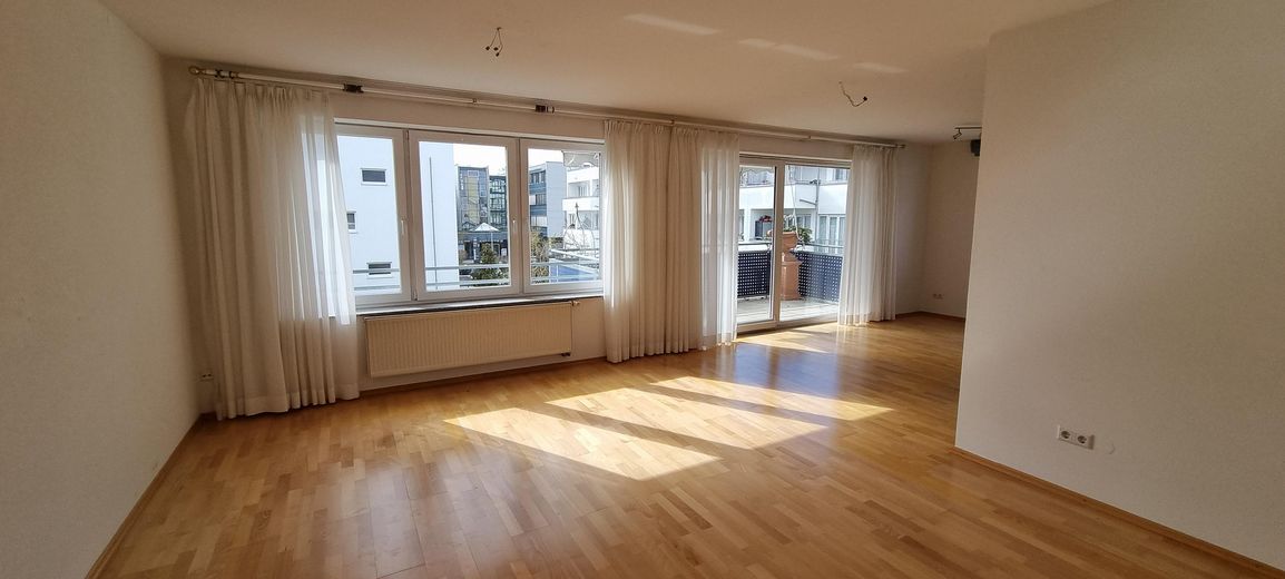 ETW (3 Zimmer/103,23qm) Neu-Ulm/Wiley - charmant, hell, in Premium-Lage(Peter Biebl Park) – WZ, gr. Fenster, Balkontüre