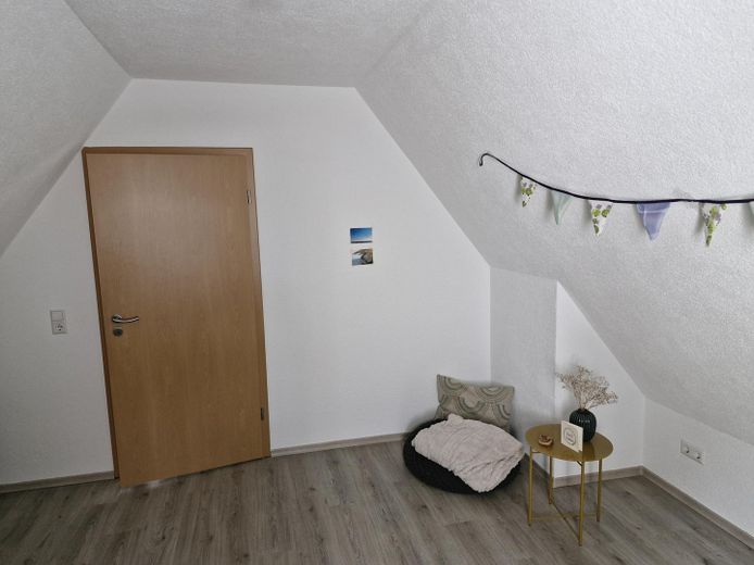 2,5 Zi. DG-Wohnung (auch als WG geeignet) – Zimmer links