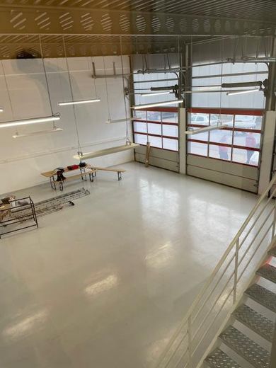 ~250 m² Verkaufs-/Showroomfläche plus Service- & Hallenflächen – flexibel bis 800 m² – Hallenbereich mit Empore (Bsp)