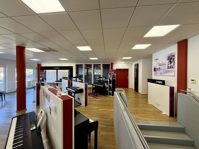 Immobile commerciale polivalente con showroom, capannone e unità abitativa a Heusenstamm – OG – Aufzug und Treppe