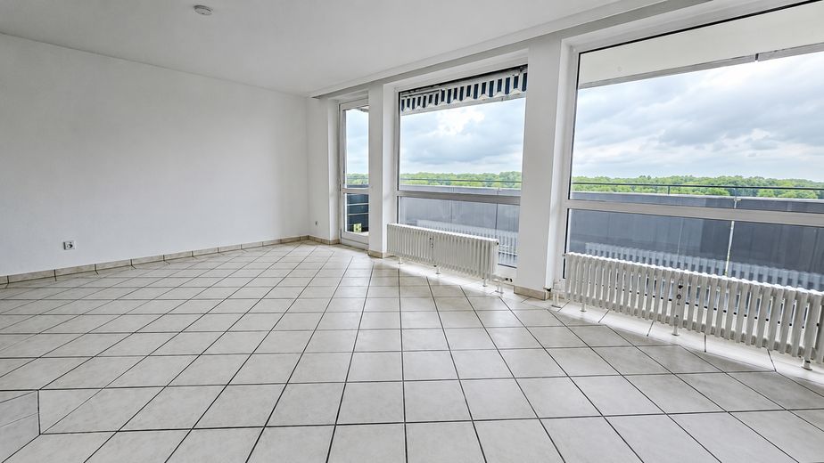 110 m² Wohnkomfort: Helle, sanierte 4-Zimmer-Wohnung mit Balkon – Wohnzimmer
