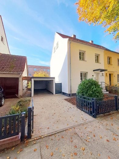 Straßenansicht Haus+ Garage