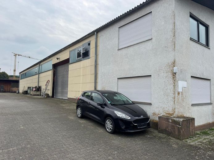 Gewerbe-Halle mit Bürotrakt