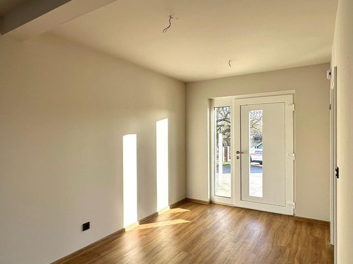 Jetzt Miete möglich! Winkelbungalow 5 km bis Neubrandenburg, Baujahr 2022, Doppelgarage, EBK,Carport – Haustür Eingangsbereich