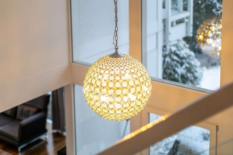 Hochwertige Design-Villa am Ortsrand – Pendelleuchte im Flur