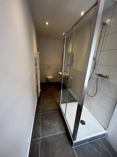 Stilvolle 2-Zimmer-Altbauwohnung – frisch renoviert mit moderner EBK; WG Geeignet – Bad