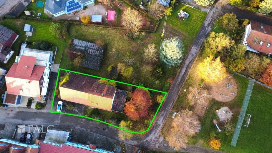 Viel Fläche, noch mehr Möglichkeiten! 3-Stöckiges Landhaus mit XXL Scheune - FALC Immobilien – zu verkaufender Bereich