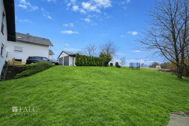 Wohnen auf einer Ebene - 143 m² modernisiert mit Balkon &amp; Garage – Garten