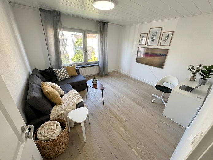 Renovierte möblierte 3,5 Zi-Wohnung 80m2 mit Garten im 1.OG / Nähe Frankfurt / ab sofort – Zdjęcie 3