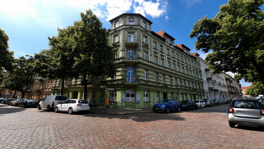 Helle 3-Zimmer-Altbauwohnung mit Einbauküche & Dachterrasse – nur 100 m zur U-/S-Bahn Neukölln – Außenfassade