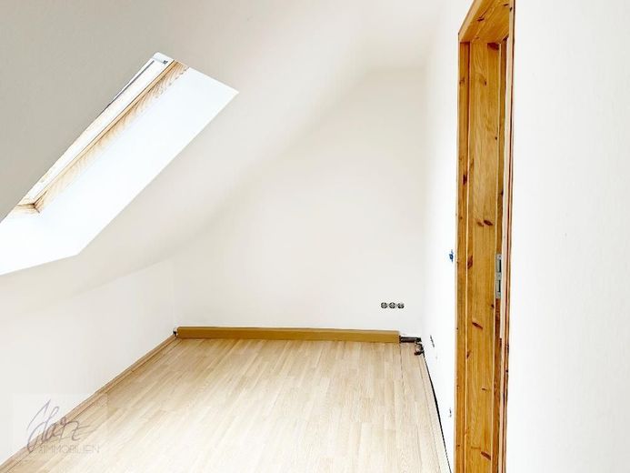 ***VIEL PLATZ &amp; BESONDERER WOHNCHARAKTER - 6-ZIMMER-MAISONETTE MIT KAMIN*** ab demnächst zu vermieten – Schlafzimmer 1 - untere Wohnebene