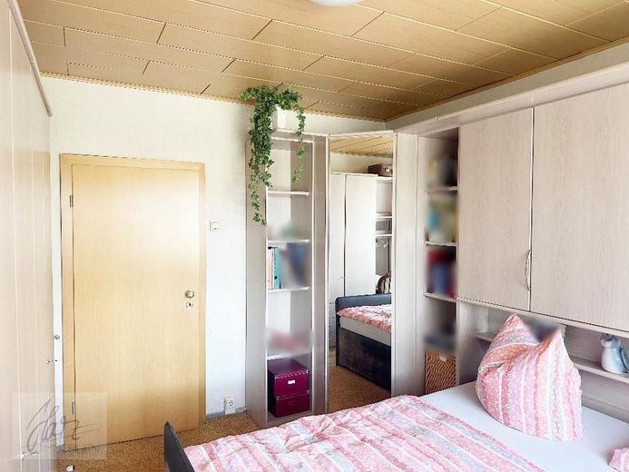 ***AB SOFORT ZU VERKAUFEN --SEHR GEPFLEGTE 3-RAUMWOHNUNG--*** mit Tageslichtbad und Dusche in einer sehr gepflegter Wohneigentumsanlage – Schlafzimmer mit Blick Richtung Wohnzimmer (Verkauf ohne Inventar)