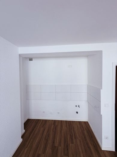 Erstbezug nach Kernsanierung: Modernes 1‑Zimmer‑Apartment mit Duschbad & Keller in Düsseldorf‑Rath – Kochnische