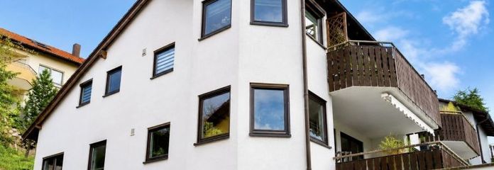 Appartement mansardé baigné de lumière avec balcon ensoleillé, garage et ambiance chaleureuse