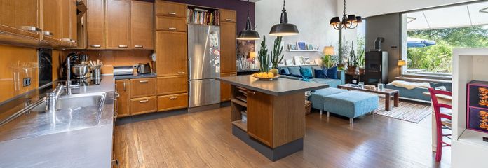 290 m² + 2.464 m² Naturidyll | Pool & Gartensauna | Aartalblick | Mehrgenerationen o. Vermietung – Wohnzimmer Küche große Wohnung