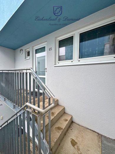 Attraktiv vermietete 3-ZKB Maisonette: Terrasse, Stellplatz, saniert mit neuem Dach und Fenstern – Wohnungseingang