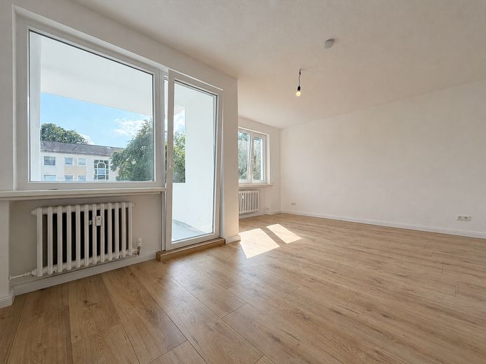 Freundliche 3-Zimmerwohnung mit Loggia & Stellplatz - Renoviert – Wohnzimmer