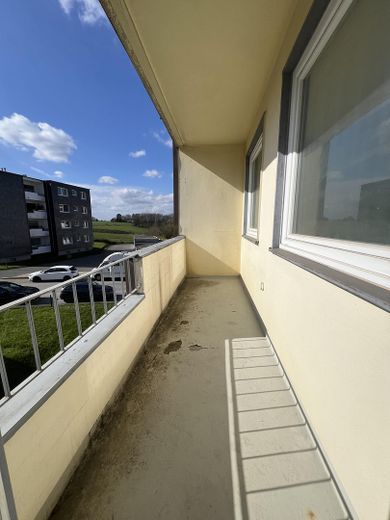 Geräumige 4-Zimmer-Wohnung mit Balkon in gepflegtem Mehrfamilienhaus – Balkon