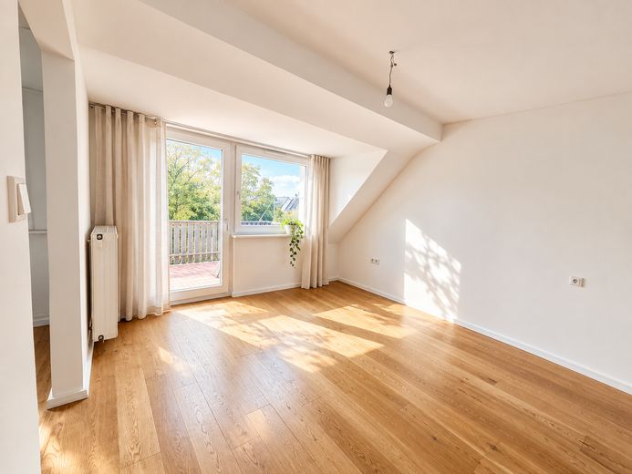 Wohnen über den Dächern Schwachhausens – 2 Zimmer, Dachterrasse und Grünblick – Wohnzimmer