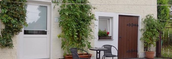(EF0475_M) Dresden: Radebeul, kleines separates Apartment, möbliert, WLAN, Waschmaschine inklusive, Sitzecke im Garten