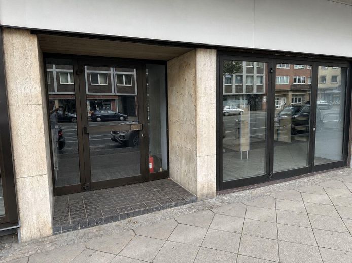 Dortmund’da 1A konum – İklimlendirmeli ve açılabilir vitrin cephesine sahip 360 m² mağaza alanı - 11€/m² – Eingang und Fensterfront