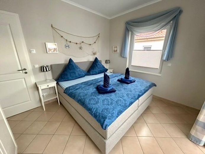 Schlafzimmer mit Boxsprinbett