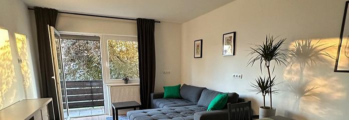 Appartamento ristrutturato con 2 locali, balcone e posto auto, arredamento opzionale – Wohnzimmer